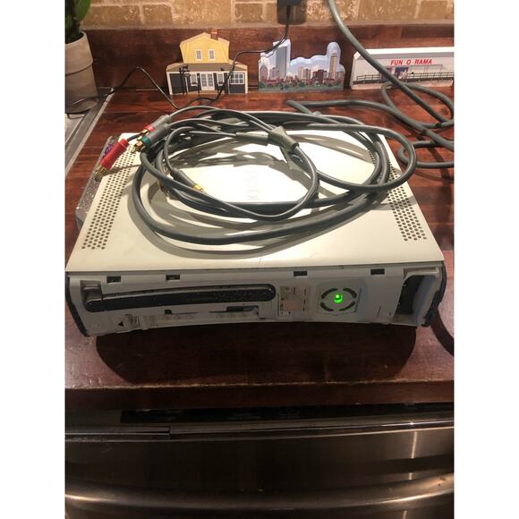 Xbox 360 Arcade Console - White - with Cords but no controllers - Picture 3 of 9